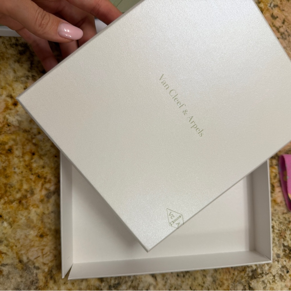 Van Cleef & Arpels Elegant Cream Box